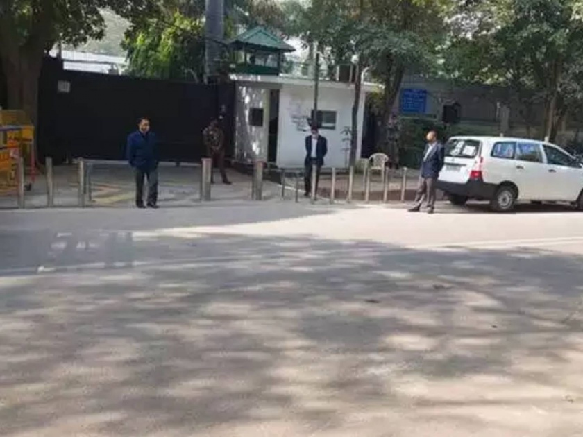 delhi Police Rejects Aap Claim Of Cm Arvind Kejriwals House Arrest With Showing Pic Of Cm House Entry Gate | केजरीवालांना नजरकैद केल्याचा 'आप'चा आरोप; दिल्ली पोलिसांनी थेट फोटोच दाखवला!