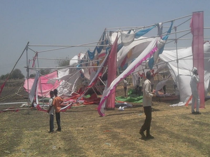 The wedding pavilion suppressed by a whirlwind in Kada; Four relatives seriously injured | कडा येथे वावटळीने लग्नमंडप उडाला;चार वऱ्हाडी गंभीर जखमी
