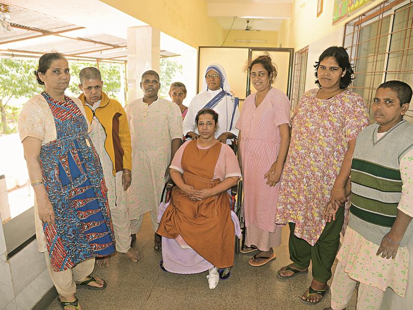 In Aurangabad Mother Teresa Asharam is 'Aadharvad' of women who have no place | जगी ज्यास कुणीच नाही, अशा महिलांचा ‘आधारवड’