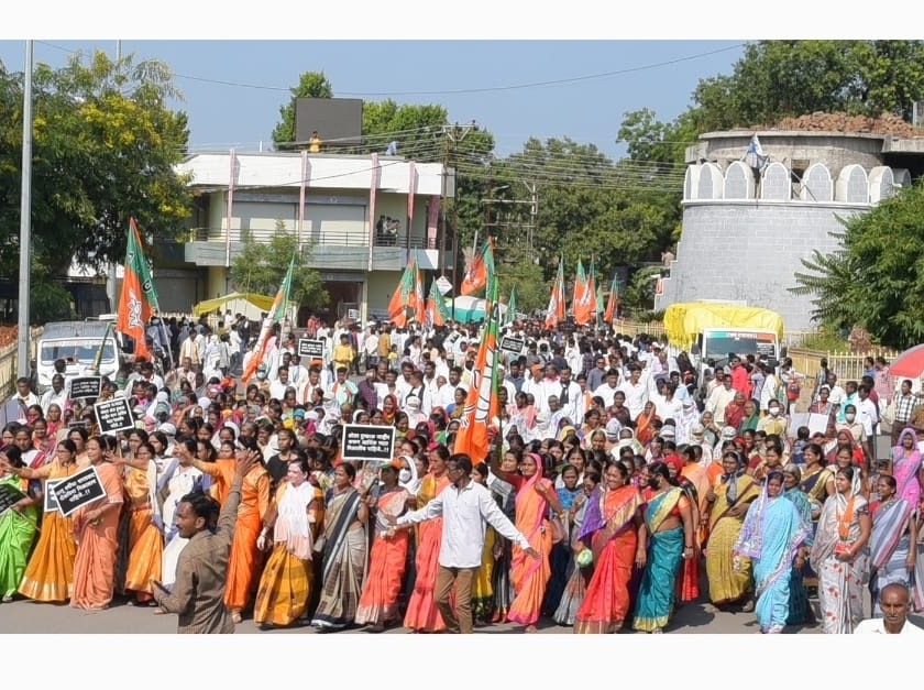 Farmers March in Jalgaon for farmers' rights | शेतकऱ्यांच्या हक्कासाठी जळगावात निघाला आसूड मोर्चा