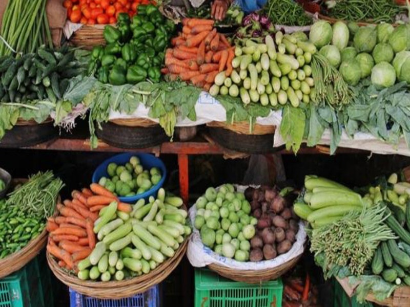 Farmers' Weekly Market in fruad step | शेतकरी आठवडे बाजारचाच ‘उठला बाजार’ 