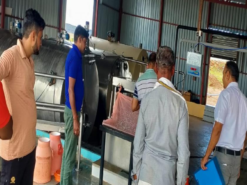 Milk adulteration food and drug administration raid in Atpadi taluka of Sangli | सांगलीतील आटपाडी तालुक्यात दूध भेसळ, अन्न व औषध प्रशासनाची छापेमारी
