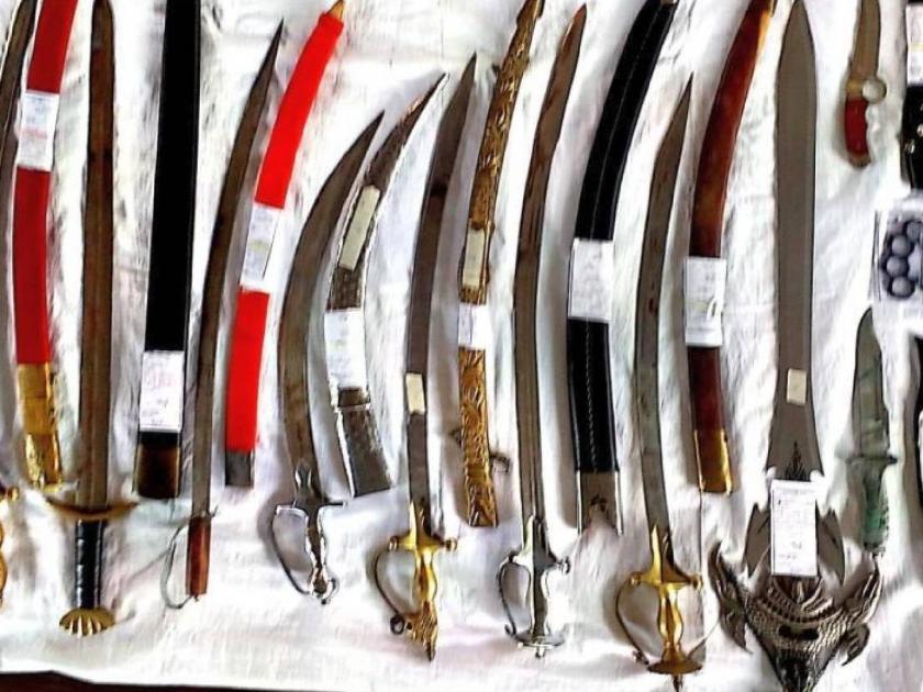 Two weeks left for voting Nashik rural police seized 5 pistols, 15 swords and 8 knives | मतदानाला उरले दोन आठवडे; नाशिक ग्रामीण पोलीसांकडून ५ पिस्तूल, १५ तलवारी अन् ८ कोयते जप्त