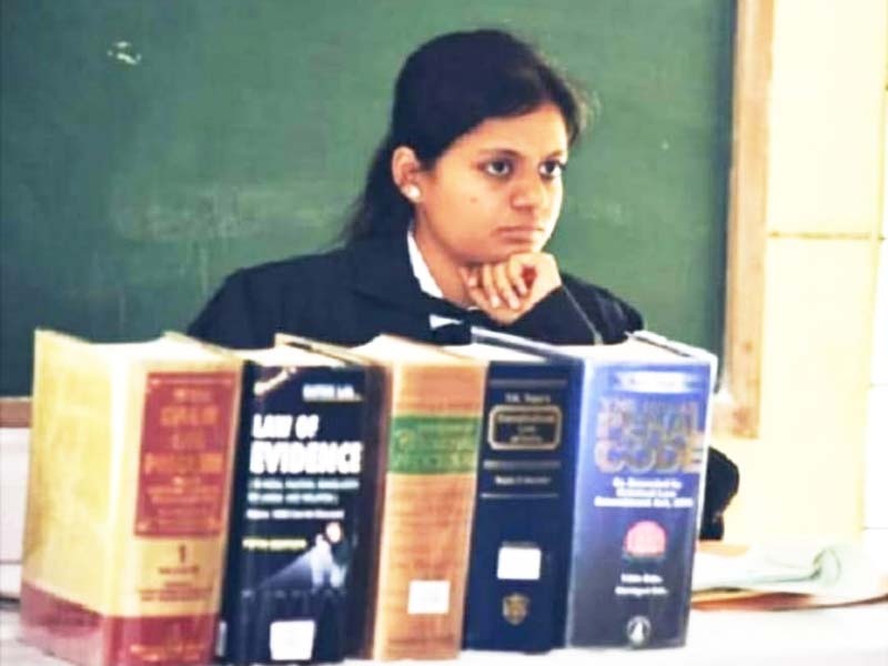 Aisha becomes judge at the age of 8 ... | अवघ्या २४ व्या वर्षी आयेशा बनली न्यायाधीश...