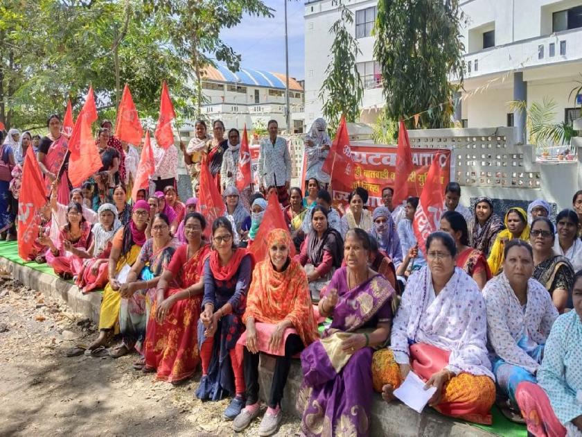 Anganwadi workers on strike; 1627 anganwadis and mini anganwadis in wardha district have been closed for 4 days | चार दिवसांपासून अंगणवाड्या बंद, कर्मचारी संपावर, कसे जाऊ आता कामावर? 