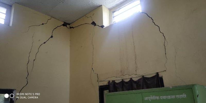 Ayurvedic hospital building danger to colapse | आयुर्वेदिक दवाखान्याची इमारत धोकादायक  