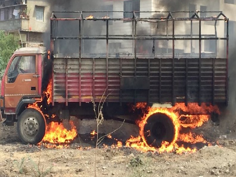 Tempo burnt in Ambozogi; The driver avoided the disaster due to illusion | अंबाजोगाईत भरवस्तीत टेंपो जळून खाक; चालकाने प्रसंगावधानामुळे अनर्थ टळला 