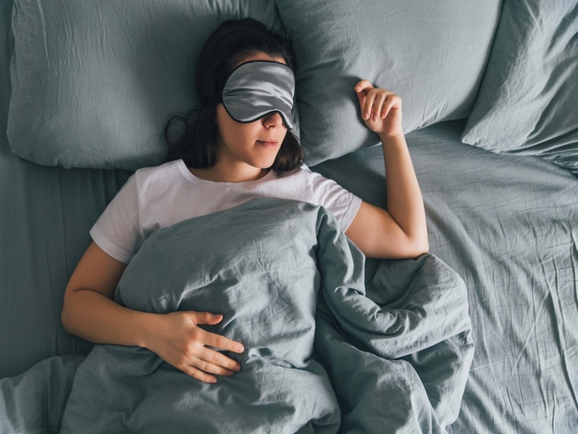 Remedies for sound sleep | खूप प्रयत्न करूनही रात्री लवकर झोप येत नाही का? 'या' उपायांनी येईल तुम्हाला गाढ झोप...