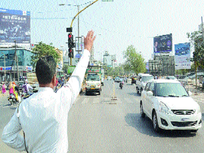 In Aurangabad, the traffic congestion at Aakashwani Chowk was successful; Success of using double traffic | औरंगाबादमध्ये आकाशवाणी चौकातील वाहतूक कोंडी फोडण्यात यश; दुहेरी वाहतुकीचा प्रयोग यशस्वी 