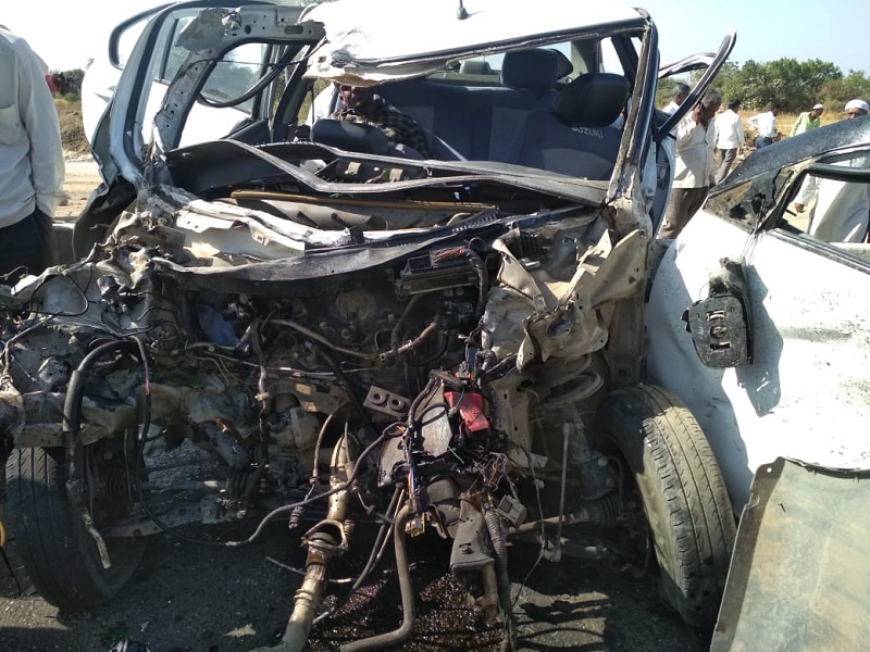 Two killed in a road accident on Daulatabad Road | दौलताबादरोडवर कार व ट्रकच्या भीषण अपघातात दोन ठार