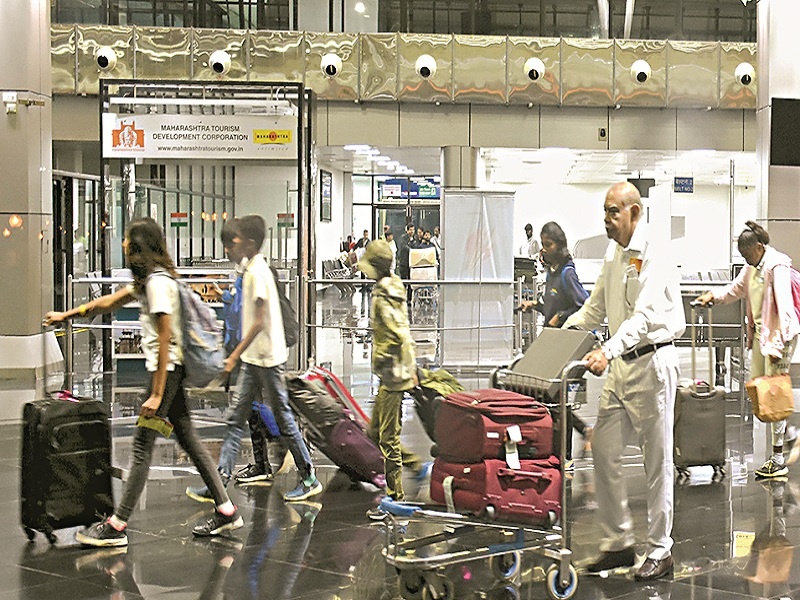 Air India's Mumbai-Aurangabad flight delayed by five-and-a-half hours; Airline passengers are disappointed | एअर इंडियाच्या मुंबई-औरंगाबाद विमानाला साडेपाच तास विलंब; विमानातील प्रवाशांना मनस्ताप
