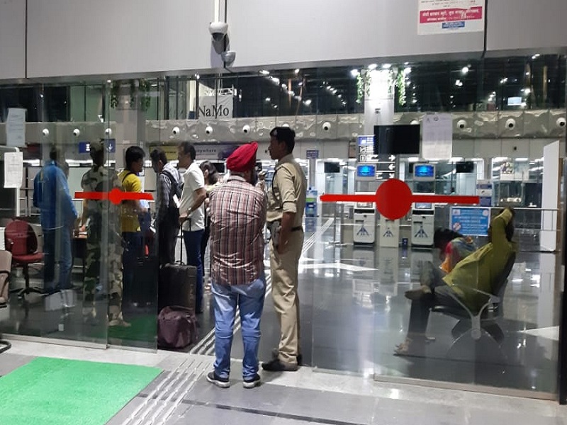 Aurangabad-Hyderabad plane cancelled due to technical breakdown; 60 passengers stayed for 6 hours | औरंगाबाद-हैदराबाद विमानात तांत्रिक बिघाडाने ६० प्रवासी ६ तास खोळंबले