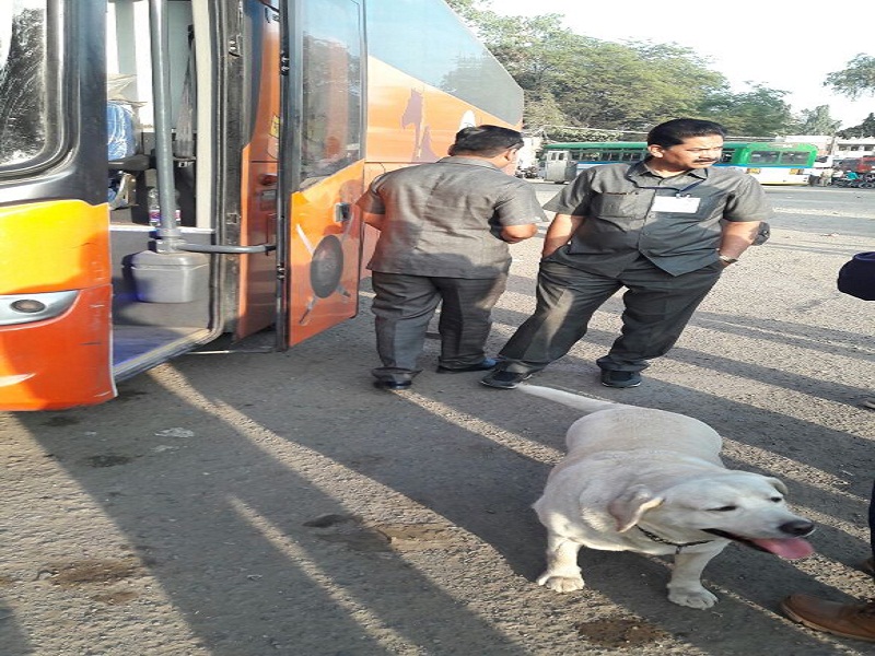 Shivneri bus inspection after anonymous anonymous call; Aurangabad sensation | बॉम्बच्या निनावी कॉलनंतर शिवनेरी बसची तपासणी ; औरंगाबादमध्ये खळबळ 