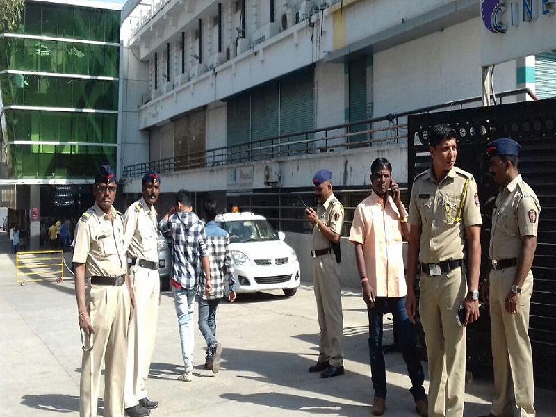'Padmavat' film displayed in Aurangabad city with police protection | औरंगाबादेत पोलिस बंदोबस्तात 'पद्मावत' चित्रपट प्रदर्शित 