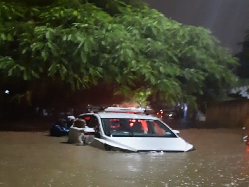 Polkhol of Aurangabad Municipal Corporation due to heavy rains; Huge financial losses to citizens, traders | शंभरपेक्षा अधिक वसाहतींमध्ये दोन ते तीन फुटांपर्यंत पाणी; नागरिक, व्यापाऱ्यांचे प्रचंड आर्थिक नुकसान
