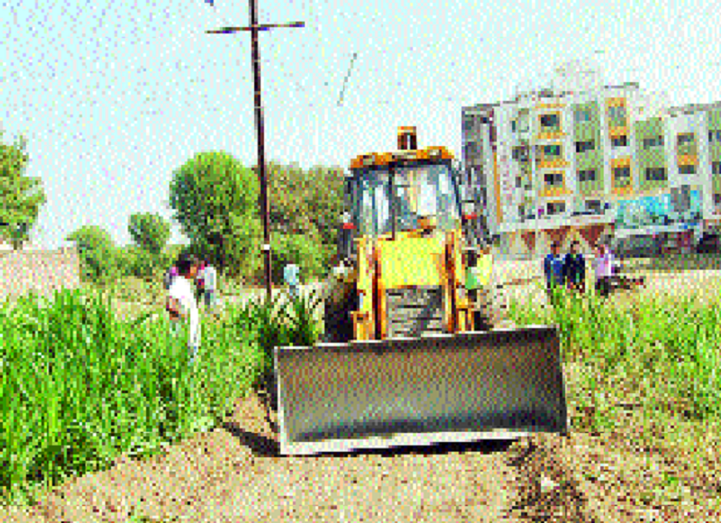 late acquisition of Aurangabad Municipal corporation | डी.पी. रोडवर चक्क शेती; औरंगाबाद मनपाची जागा ताब्यात घेण्यात दिरंगाई 