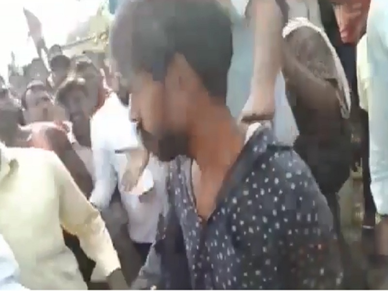 Such a blow of bus strike, Villagers beating a walking laborer from MP as a thief | बस संपाचा असाही फटका, चालत जाणाऱ्या मजुराला ग्रामस्थांकडून चोर समजून बेदम मारहाण