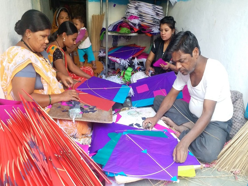 Aurangabad's 150 kites maker want 'industry' rope | औरंगाबादच्या पतंगांची परराज्यांतही भरारी; १५० कारागिरांच्या व्यवसायाला हवी 'उद्योगा'ची दोरी