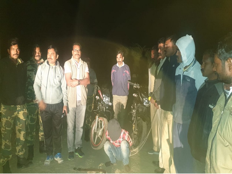 Thrill at midnight at Antapur Shivar; Police firing on armed robbers | अंतापूर शिवारात मध्यरात्री थरार; सशस्त्र दरोडेखोरांवर पोलिसांचा गोळीबार