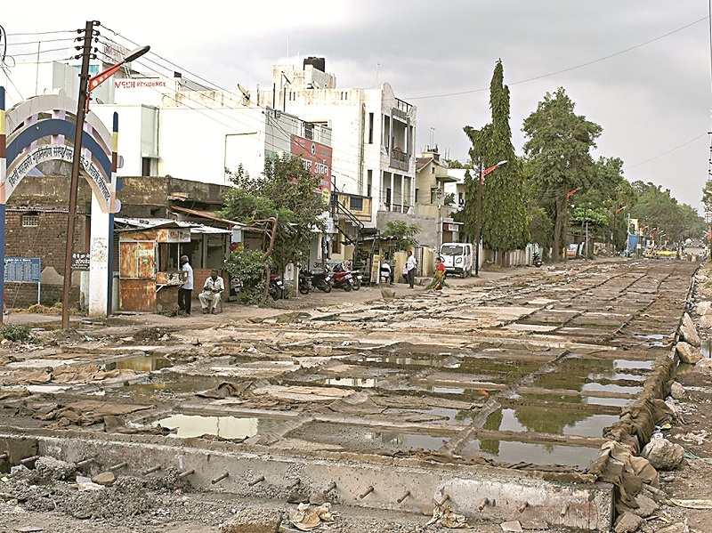 Aurangabad municipality's lazy work; Slowdown the road works | महानगरपालिकेचा सुस्त कारभार; मंदगतीने रस्त्यांची कामे