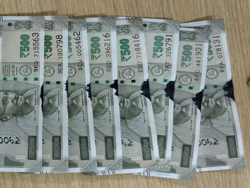 coloured and torned rupees received from ATM | एटीएममधून निघाल्या ५०० रुपयाच्या फाटक्या व रंग लागलेल्या नोटा