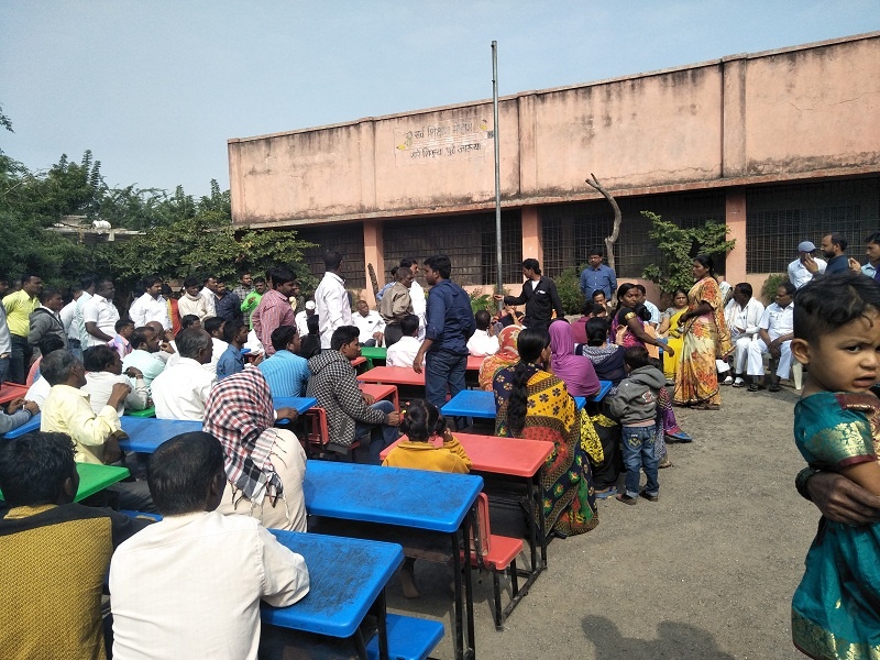 Do not undermine the teaching of a youngsters, parents are demanding to keep the school of Aurangabad Municipal School | चिमुकल्याचे शिक्षण हिरावून घेऊ नका, औरंगाबाद मनपाची शाळा सुरूच ठेवण्याची पालकांनीच मागणी 