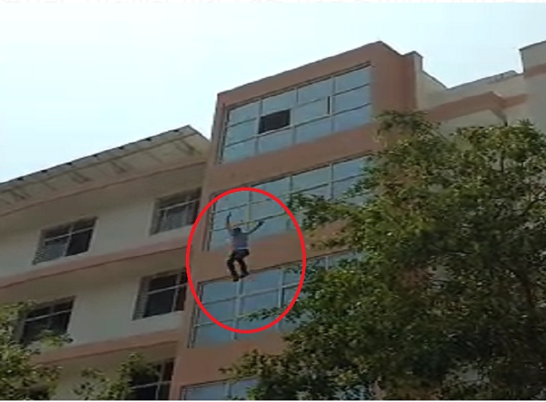 The student jumps from the college building in Aurangabad | औरंगाबादेत विद्यार्थ्याची महाविद्यालयाच्या इमारतीवरून उडी; कॉपी करताना पकडल्याने उचले टोकाचे पाउल
