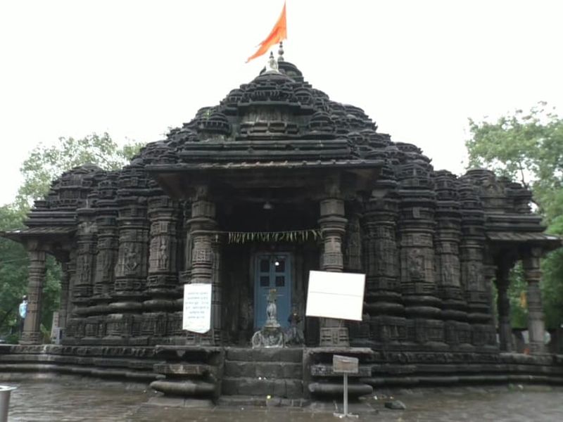 The ancient Shiva temple of Ambernath is closed for devotees on the first hearing Monday | अंबरनाथचं प्राचीन शिवमंदिर श्रावणी सोमवारी बंद, गेटला हार घालून भाविक माघारी