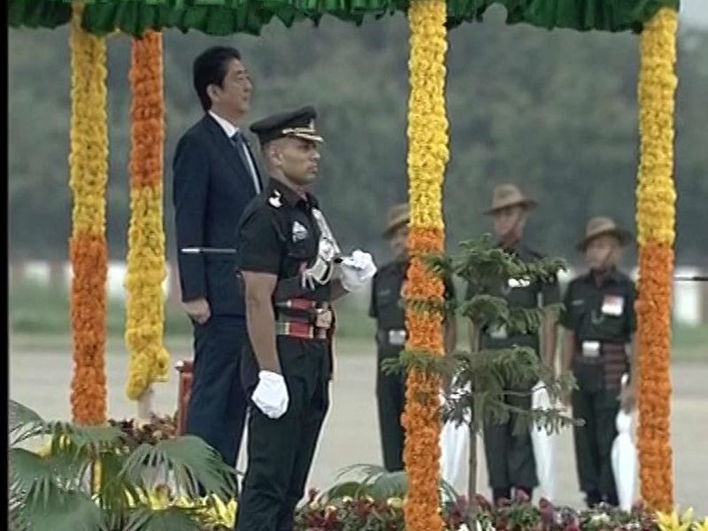 Japan's Prime Minister Ahmadabad arrives at the airport, Modi's road show with Shinzo Abe 8km | शिंजो आबेंसह मोदींचा 8 किमीचा रोड शो, जपानच्या पंतप्रधानांनी परिधान केलं मोदी जॅकेट