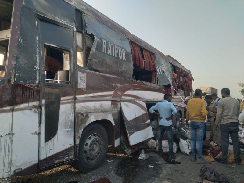 Travels overturned on Nagpur-Hyderabad highway; One died on the spot, eight injured | नागपूर-हैदराबाद महामार्गावर भरधाव ट्रॅव्हल्स पलटली; एकाचा जागीच मृत्यू, आठ जण जखमी