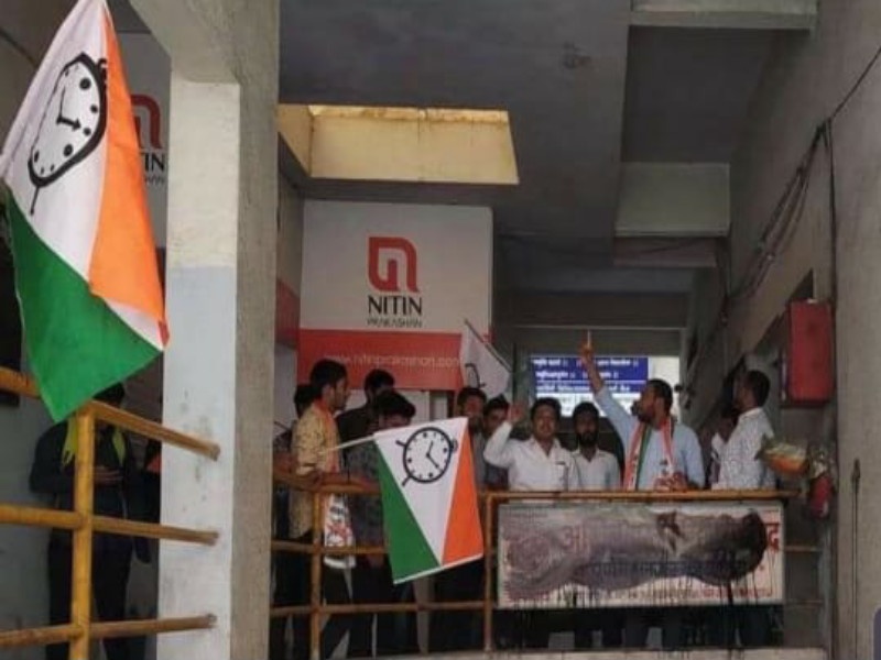 black colour to throw on Abhayavip's office in Pune by NCP activist | पुण्यातील अभाविपच्या कार्यालयाला राष्ट्रवादी काँग्रेसच्या कार्यकर्त्यांनी फासलं काळं 