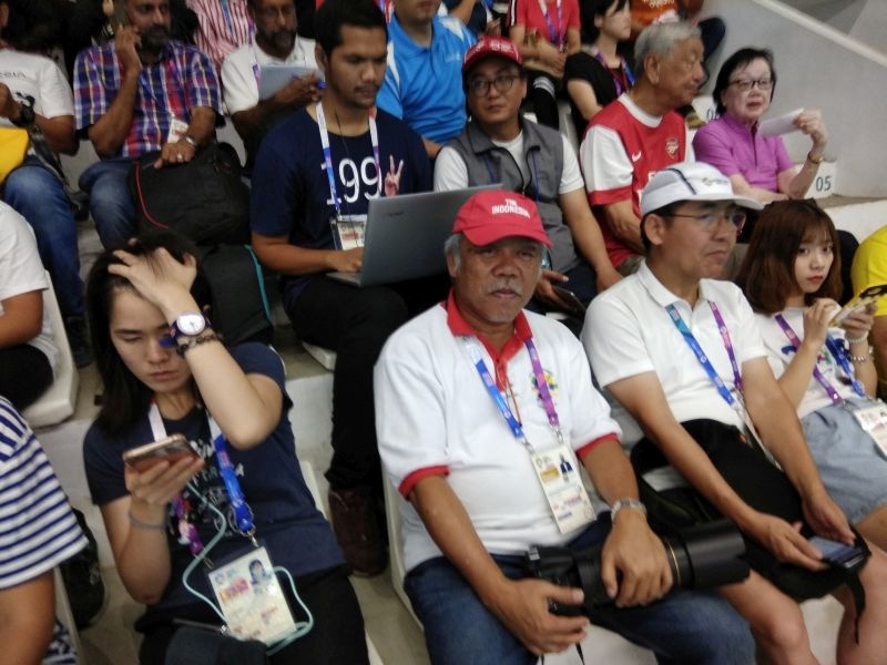 Asian Games 2018: The simplicity of the Indonesian minister | Asian Games 2018: इंडोनेशियाच्या मंत्र्याचा साधेपणा, सामान्य लोकांसोबत स्टँड्समध्ये उपस्थिती