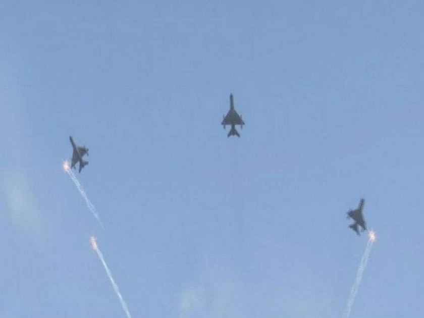 Wing Commander Abhinandan Varthaman fly fighter jets over Air Force Day Parade | रोमांचक! अभिनंदन आणि एअरस्ट्राइकमध्ये सहभागी वैमानिकांनी घडवला हवाई कसरतींचा थरार