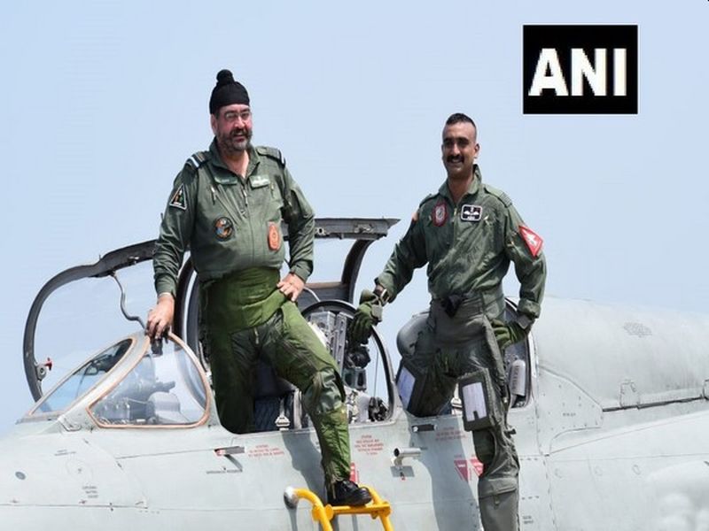 Abhinandan Varthman First Time Flies Mig- 21 After Balakot Air Strike Incident | नव्या रूपात- नव्या जोशात अभिनंदनची 'भरारी';हवाईदल प्रमुखांसोबत मिग २१मधून उड्डाण
