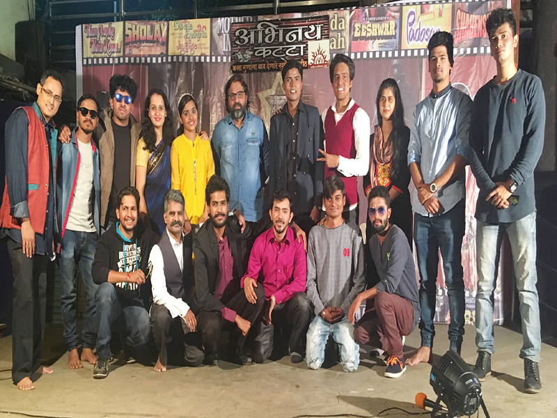Shashi Kapoor honored by the presentation on the 356th cut of Thane acting shoot | ठाण्यातील अभिनय कट्ट्याच्या ३५६ व्या कट्ट्यावर सादरीकरणाद्वारे शशी कपुरांना आदरांजली