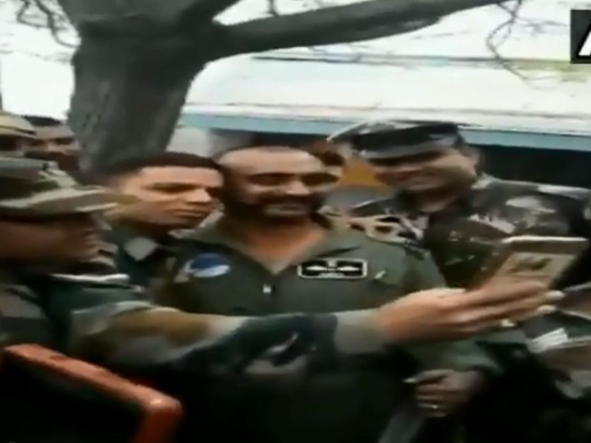 Video: soldiers crazy to take selfie with Wing Commander Abhinandan | Video : विंग कमांडर अभिनंदन यांच्यासोबत सेल्फी काढण्यासाठी जवानांचीही गर्दी