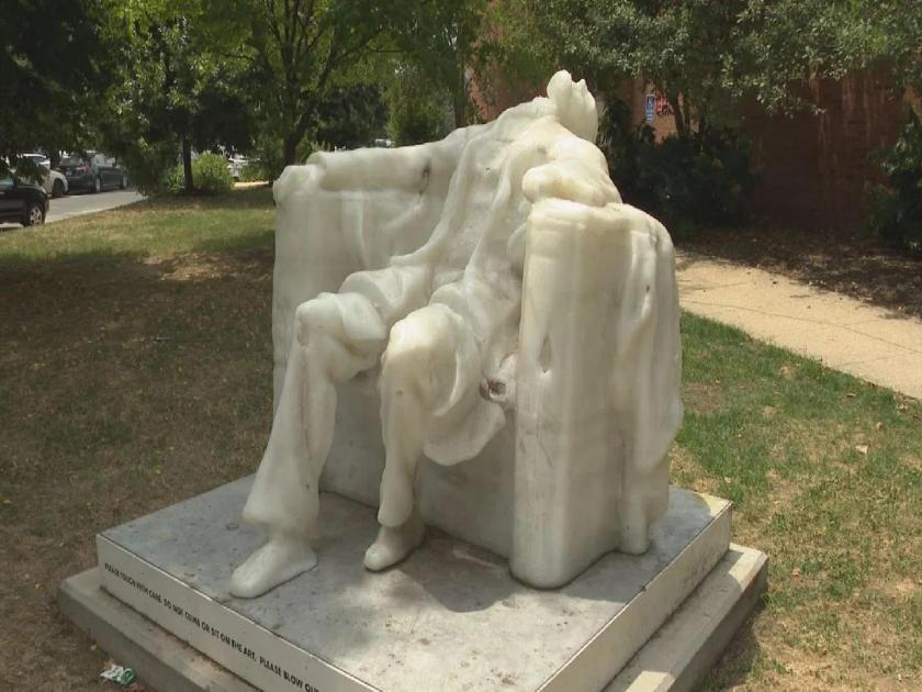 A statue of Abraham Lincoln also melted due to the hot sun A heat wave in America; Temperature at 45 degrees | कडक उन्हामुळे अब्राहम लिंकन यांचा पुतळाही वितळला; अमेरिकेत उष्णतेचा प्रकोप; तापमान ४५ अंशांवर