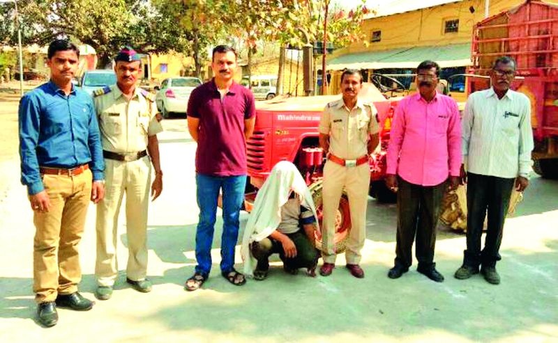 Amadapur Police arrest absconded accused! | फरार ट्रॅक्टर चोर अमडापूर पोलिसांच्या जाळय़ात!