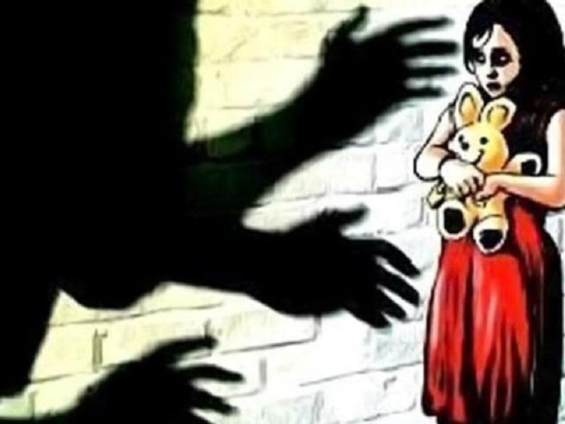 Father abuses minor girl in Ulhasnagar, father in police custody | उल्हासनगरात वडिलांचा अल्पवयीन मुलीवर अत्याचार,वडिलाला पोलीस कस्टडी