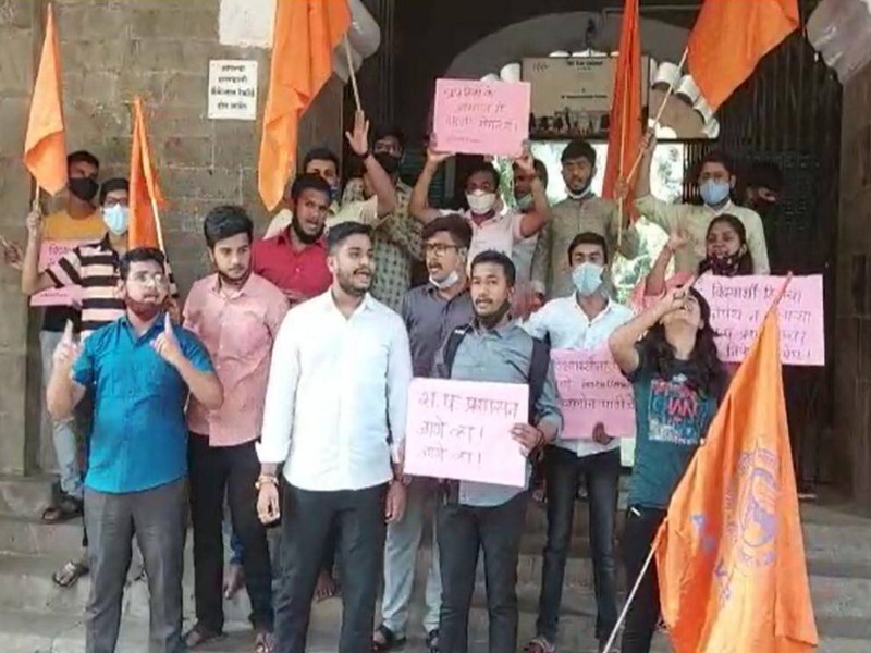 on the first day in pune akhil bhartiy vidyarthi parishad Movement in sp college | College Open: पुण्यात पहिल्याच दिवशी अभाविपचं स.प. महाविद्यालयात आंदोलन
