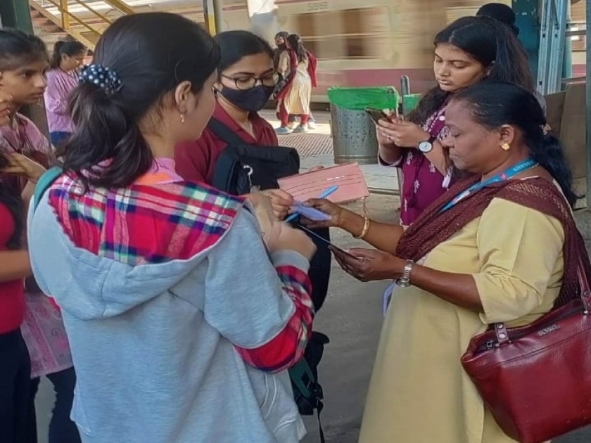 free passengers in ac local 173 crore rs fine will be collected by western railway in mumbai | फुकट्या प्रवाशांना एसीमध्येही फुटला घाम; ६० हजार जणांकडून १७३ कोटींची दंड वसूली