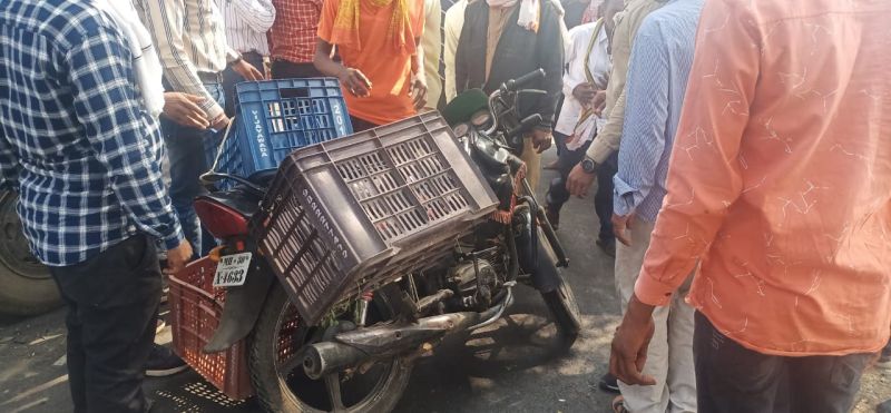 Two-wheeler collision with cargo vehicle; The youth was seriously injured | मालवाहू वाहनाची दुचाकीस धडक; युवक गंभीर जखमी