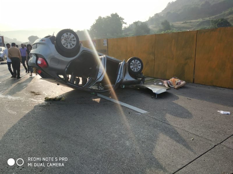 car accident near the Aundh Bridge on a speeding road; 1 women dies and 1 injured | द्रुतगती मार्गावर औंढे पुलाजवळ कार अपघातात एका महिलेचा मृत्यू, एकजण जखमी