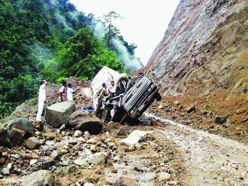  Five jawans die in Arunachal crash | अरुणाचलमध्ये दरडी कोसळून बसमधील पाच जवानांचा मृत्यू