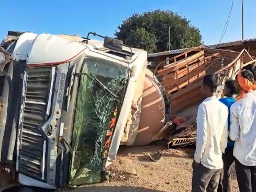 negligence of truck driver; Cars, two-wheelers, tempos were blown up and driven 40 feet to Pantapari | ट्रक चालकाची बेपर्वाई; कार, दुचाकी, टेम्पोस उडवत पानटपरीस ४० फुट फरफटत नेले