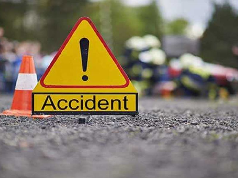 One killed, two injured in two road accidents in Pune | पुण्यात मध्यरात्री बसची धडक, दोन अपघातात एक ठार 1 जखमी  