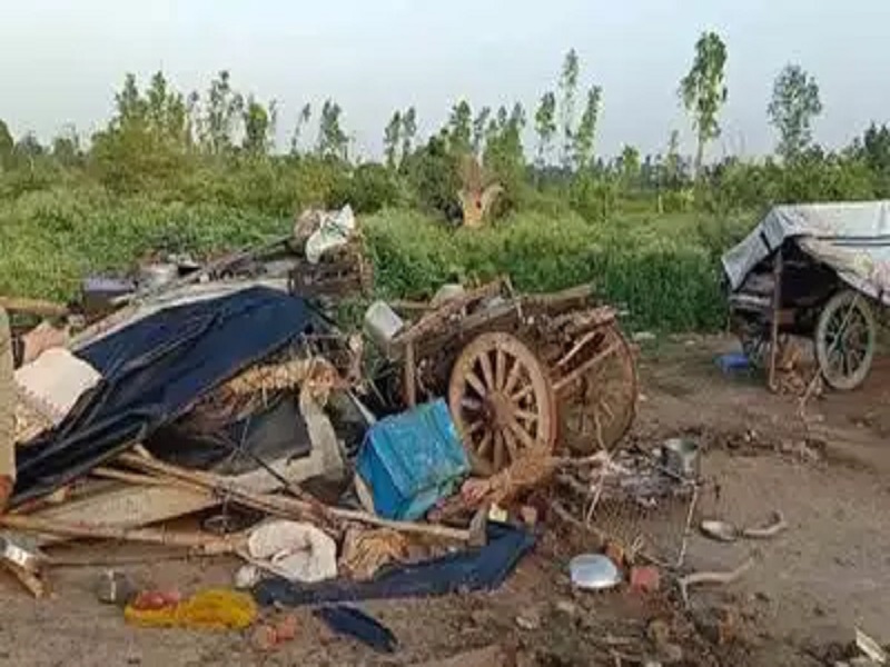 Loaded truck rammed into slums; 25 crushed, 8 killed | गाढ झोपेत असलेल्या 25 जणांना भरधाव ट्रकनं चिरडलं, 8 जणांचा मृत्यू तर चौघे गंभीर जखमी
