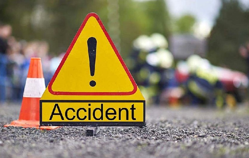 Maruti van collides with truck; Young man killed, one injured in accident | मारुती व्हॅन ट्रकवर आदळली; अपघातात तरुण ठार, एक जखमी