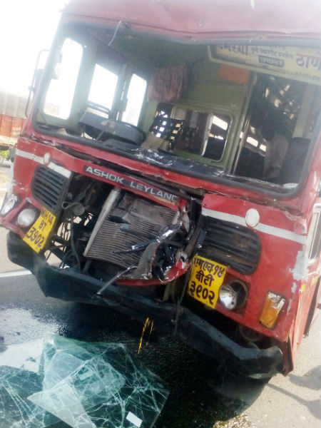 On the Solapur-Pune highway, there was an accident in ST, accident of 25 passengers, saving traffic police! | सोलापूर-पुणे महामार्गावरील वरवडे टोलनाक्याजवळ एसटीचा अपघात, २५ प्रवासी जखमी, वाहतुक पोलीसाला वाचविताना झाला अपघात !