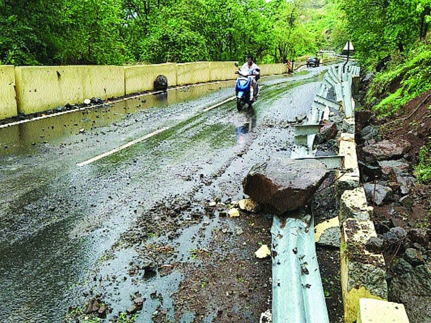 rain On the second day in Raigad, ST schedule collapsed | रायगडमध्ये दुसऱ्या दिवशी धुंवाधार, एसटीचे वेळापत्रक कोलमडले